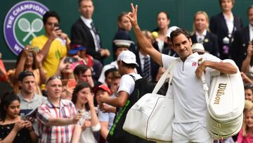 Roger Federer celebra su clasificaci&oacute;n a octavos de final en Wimbledon.