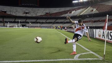 Argentina's River Plate Colombian midfielder Juan Quintero strikes a corner at an empty Monumental stadium -due to the sanctions for the fans' attack to Boca Juniors's bus early this year- during the Copa Libertadores group A football match against Chile's Palestino in Buenos Aires, Argentina, on March 13, 2019. (Photo by JUAN MABROMATA / AFP)