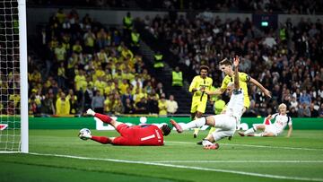 Villarreal's Brazilian goalkeeper #01 Luiz Reis Junior drops a shot from Tottenham Hotspur's Swedish midfielder #15 Lucas Bergvall into the goal during the UEFA Champions League football league stage match between Tottenham Hotspur and Villarreal at the Tottenham Hotspur Stadium in London, on September 16, 2025. (Photo by HENRY NICHOLLS / AFP)