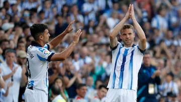 SAN SEBASTIÁN, 04/06/2023.- El centrocampista Asier Illarramendi (d) abandona el campo ante su compañero Martín Zubimendi durante el partido de la última jornada de Liga que Real Sociedad y Sevilla FC disputan hoy domingo en el Reale Arena de la capital donostiarra. EFE/Juan Herrero
