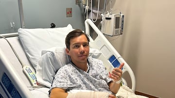 El jockey Pablo Morales, tras ser operado despu¨¦s de que un caballo le mordiera su dedo me?ique de la mano derecha antes de una carrera.