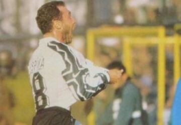 En la primera rueda del 1985, el 'Cabezón' convierte dos goles en el triunfo por 3-0 de Colo Colo en el Monumental. Uno de ellos lo celebra con un banderín.