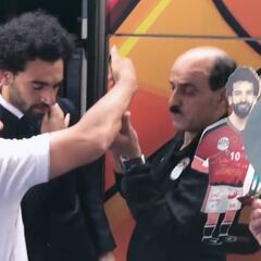 La preocupación de Salah con su hombro cuando un fan quiso hacerse un selfie con él
