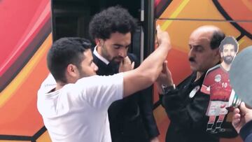 La preocupación de Salah con su hombro cuando un fan quiso hacerse un selfie con él