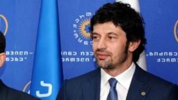 Kaladze (a la derecha), junto al ministro defensa, Irakli Alasania, durante la ceremonia de presentación del nuevo gobierno.