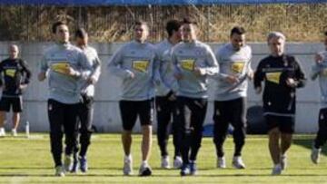 <b>PASIONALES. </b>Los son los pericos -aquí, corriendo ayer en Sant Adrià- como también los miembros del Comité de Competición.