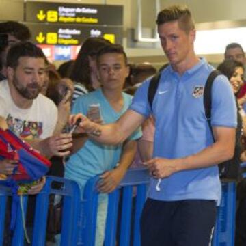 GRAN ACOGIDA EN VALENCIA. El Atlético fue recibido de forma espectacular en el aeropuerto de Valencia. Torres, el más solicitado.