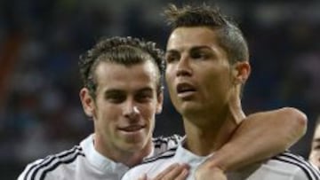 Gareth Bale (i) abraza a Cristiano Ronaldo durante un partido del Real Madrid.