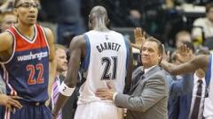 Flip Saunders, junto a Kevin Garnett en febrero de este a&ntilde;o.