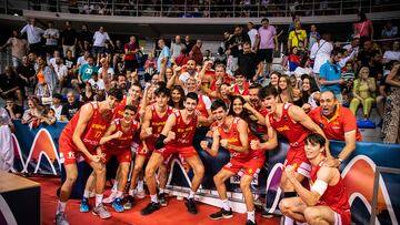 La Selección española Sub-18 posa eufórica tras ganar a Francia y meterse en la final.