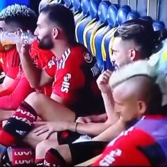 Vidal explota en rabia y la TV brasileña lo capta: la cara de sus compañeros es brutal