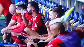 Vidal explota en rabia y la TV brasileña lo capta: la cara de sus compañeros es brutal