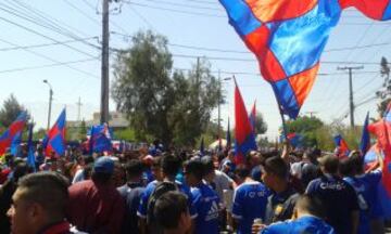 Los hinchas dieron su apoyo al plantel de la U en la previa del Clásico Universitario.