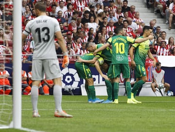 Charles celebrando con sus compañeros el primer gol de partido para el Eibar