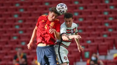 Pau Torres pugna por un balón aéreo con Diogo Jota, ayer en el Wanda.