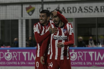 Correa y Vrsaljko celebrando el gol 0-3