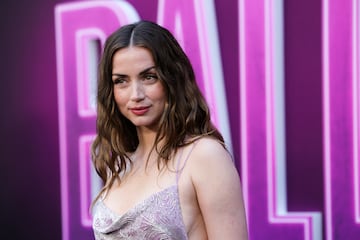 Ana de Armas posa en la alfombra roja del estreno de la película "Ballerina" en Los Ángeles, California.