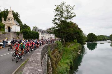 El pelotón a su paso por una de las zonas de la etapa de hoy. 