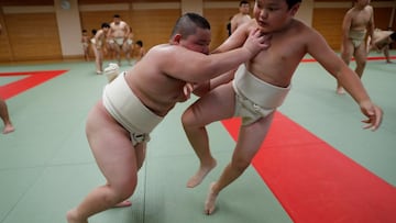 Kyuta Kumagai, de 10 años, combate contra otro compañero durante un entrenamiento en el Komatsuryu sumo club de Tokio, Japón.