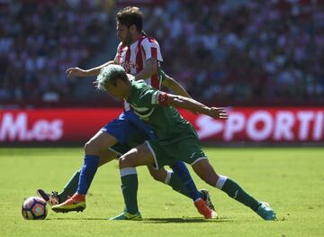 Mantovani pelea un balón con Duje Cop.