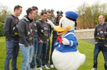 El Pato Donald no quiso perder la ocasión para saludar a los pilotos.