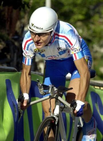 La ciclista sa Jeannie Longo durante la contrarreloj individual de Lisboa, su última medalla de oro ganada. Además de obtenerla en 1995, 1996 y 1997. También ha conseguido el maillot arco iris en la especialidad de ruta en 1985, 1986, 1987, 1989 y 1995. La más laureada en ambas disciplinas en el ciclismo femenino.