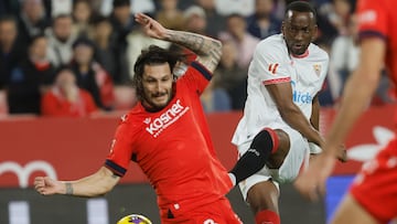 Lukebakio chuta ante Juan Cruz, durante el Sevilla-Osasuna.
