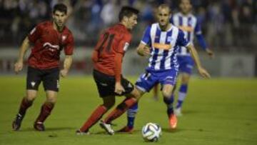 Corral controla el balón ante un jugador del Alavés