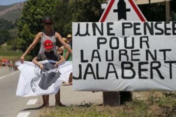 Seguidores animando al pelotón.