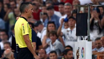 FILE PHOTO: La Liga Referee checks VAR at Santiago Bernabeu, Madrid, Spain - September 1, 2018.  REUTERS/Javier Barbancho/File Photo