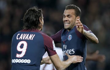 Paris (France), 27/10/2017.- Dani Alves (R) of Paris Saint Germain celebrates their win with Edinson Cavani