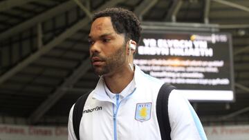 Lescott, en  su etapa en el Aston Villa.