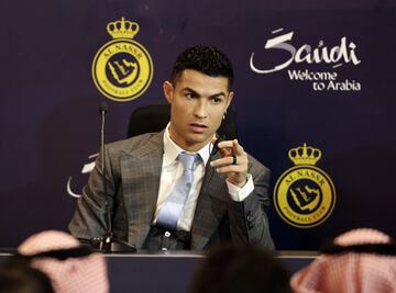 Cristiano en la rueda de prensa de su presentaci¨®n como nuevo jugador del Al Nassr.