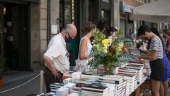 Parada de libros y rosas frente a la libreria La Impossible. [ALBERT GARCIA]