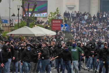El Derbi della Capitale vuelve a generar violencia en los alrededores del Olímpico. La policía dispersó con gases lacrimógenos y cañones de agua a los ultras de Lazio y Roma en la zona de Ponte Milvio.