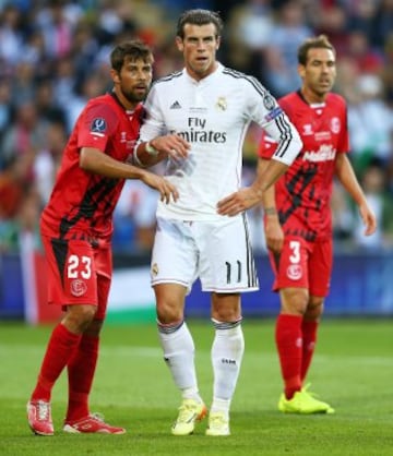 Coke y Gareth Bale durante la final de la Supercopa de Europa disputado esta noche en el Cardiff City Stadium de Cardiff (Gales)