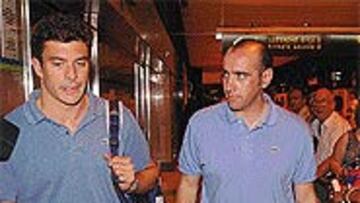 <B>MARCOS VALES, EN SEVILLA</B>. El secretario técnico de la entidad, Monchi, fue a recogerlo al aeropuerto para compartir las primeras horas en la ciudad con él. Hoy será presentado a las 13:30 horas.