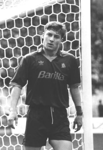 En 1989 empezó a jugar en las divisiones inferiores de la AS Roma. Después de tres años en el equipo juvenil, a los 16 años debutó en la Serie A el 28 de marzo de 1993, en un encuentro ante el Brescia Calcio con victoria para la Roma por 2-0.