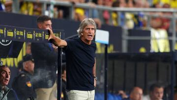 CADIZ, SPAIN - OCTOBER 19: Manuel Pellegrini, Head Coach of Real Betis gives their team instructions during the LaLiga Santander match between Cadiz CF and Real Betis at Estadio Nuevo Mirandilla on October 19, 2022 in Cadiz, Spain. (Photo by Fran Santiago/Getty Images)