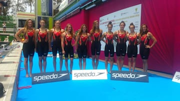 Las chicas del equipo espa&ntilde;ol de nataci&oacute;n posan con los ba&ntilde;adores con los que competir&aacute;n en los Juegos Ol&iacute;mpicos de R&iacute;o.