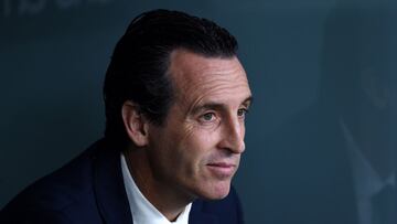 BILBAO, SPAIN - OCTOBER 23: Unai Emery, Head Coach of Villarreal CF looks on during the LaLiga Santander match between Athletic Club and Villarreal CF at San Mames Stadium on October 23, 2021 in Bilbao, Spain. (Photo by Juan Manuel Serrano Arce/Getty Ima