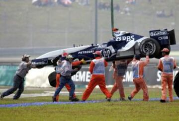 El coche de Webber tras su accidente con Giancario Fisichella.