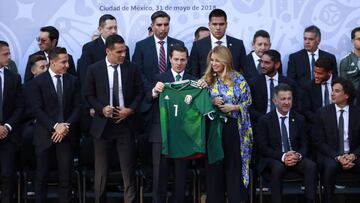 La Residencia Oficial de Los Pinos, abrió sus puertas para que el Presidente de la República recibiera a la selección mexicana, la cual fue abanderada por el mandatario.