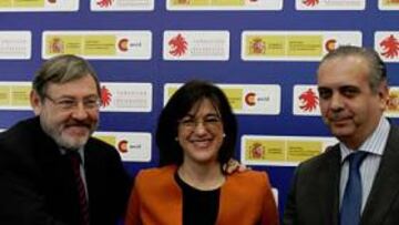 <b>PALACIO DE VIANA. </b>Lissavetzky, Soraya Rodríguez y Sáez, ayer en Madrid en la firma del convenio.