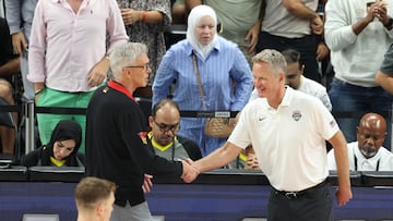 Abu Dhabi (United Arab Emirates), 20/08/2023.- Steve Kerr (R) head coach of the US shakes hands with Gordon Herbert (L) head coach of Germany after the International Basketball Week game between USA and Germany in Abu Dhabi, United Arab Emirates, 20 August 2023. (Baloncesto, Alemania, Emiratos Árabes Unidos) EFE/EPA/ALI HAIDER SHUTTERSTOCK OUT
