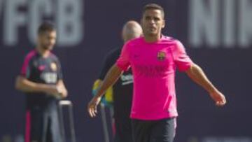 Douglas en el entrenamiento del Barça