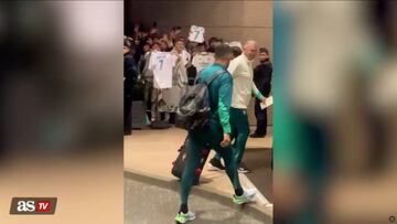 No cabía ni una sola persona más en la puerta del hotel donde descansa la selección portuguesa.