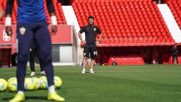 Rubi, entrenador del Almer&iacute;a, durante un entrenamiento.