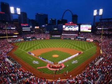 Jugadores de St. Louis Cardinals y de Chicago Cubs durante el Opening Day en Busch Stadium.