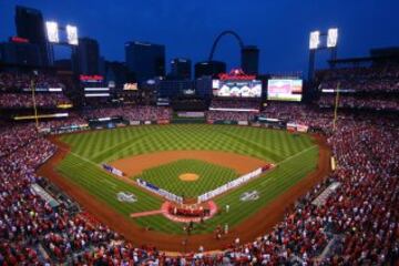 Jugadores de St. Louis Cardinals y de Chicago Cubs durante el Opening Day en Busch Stadium.